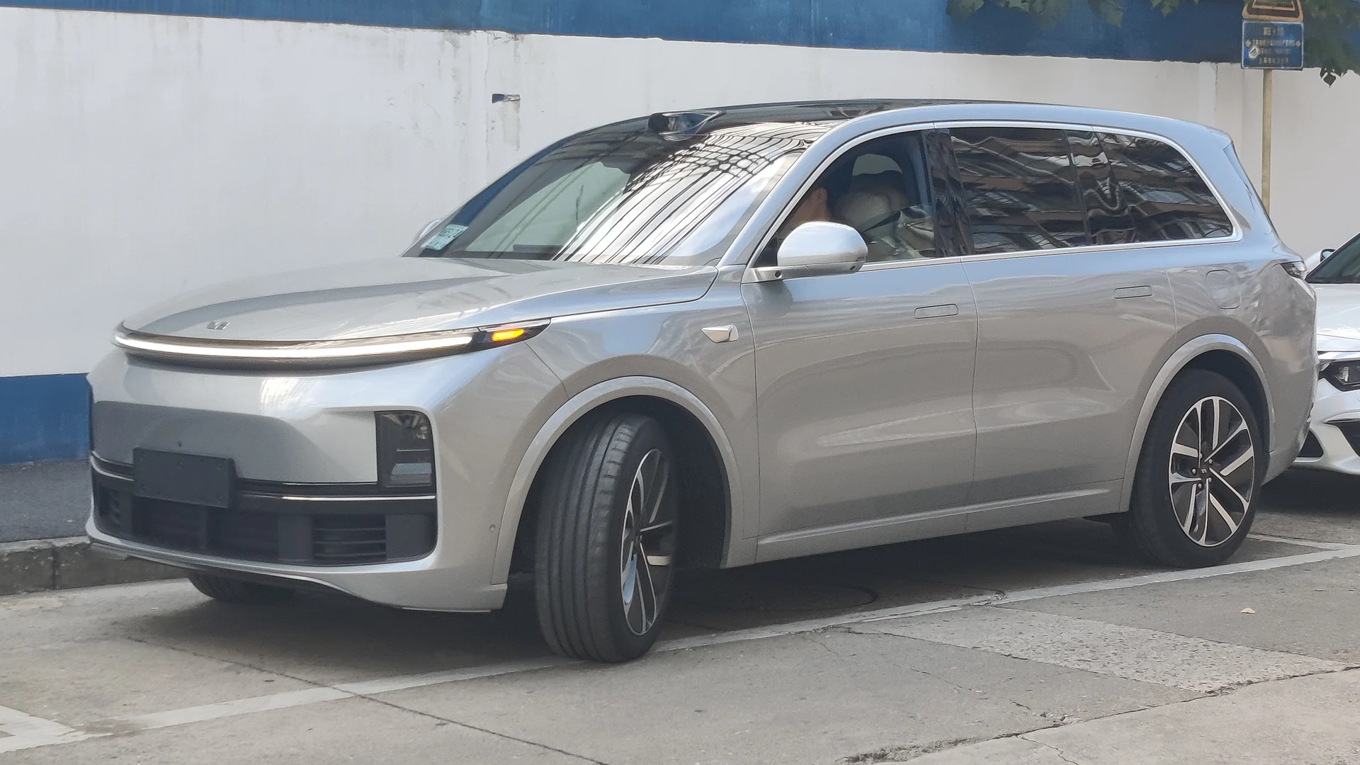 Серебристый Li Auto L9 с генератором (EREV) — вид спереди сбоку