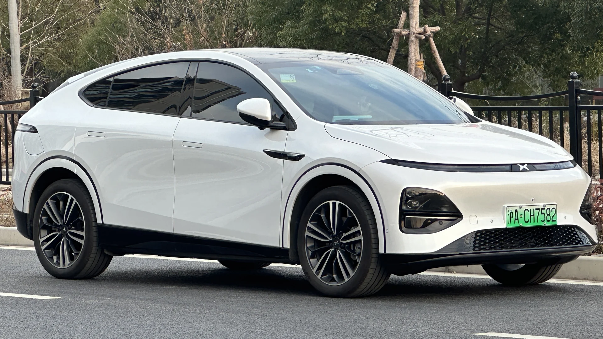 Белый электрокроссовер XPeng G6 — вид спереди сбоку